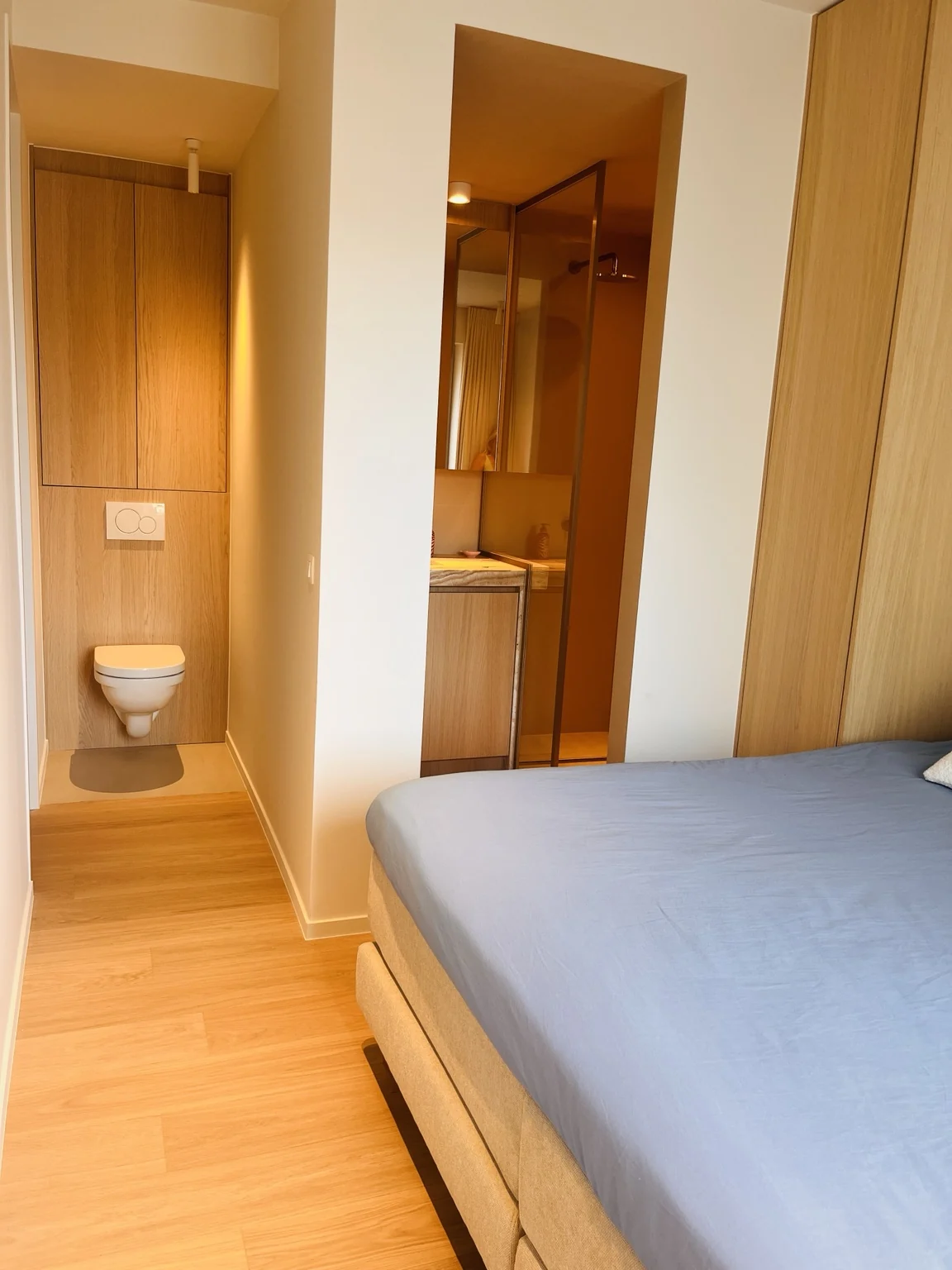 Slaapkamer 1 van Happ Knokke met bed van 180 bij 200 cm en ensuite doucheruimte