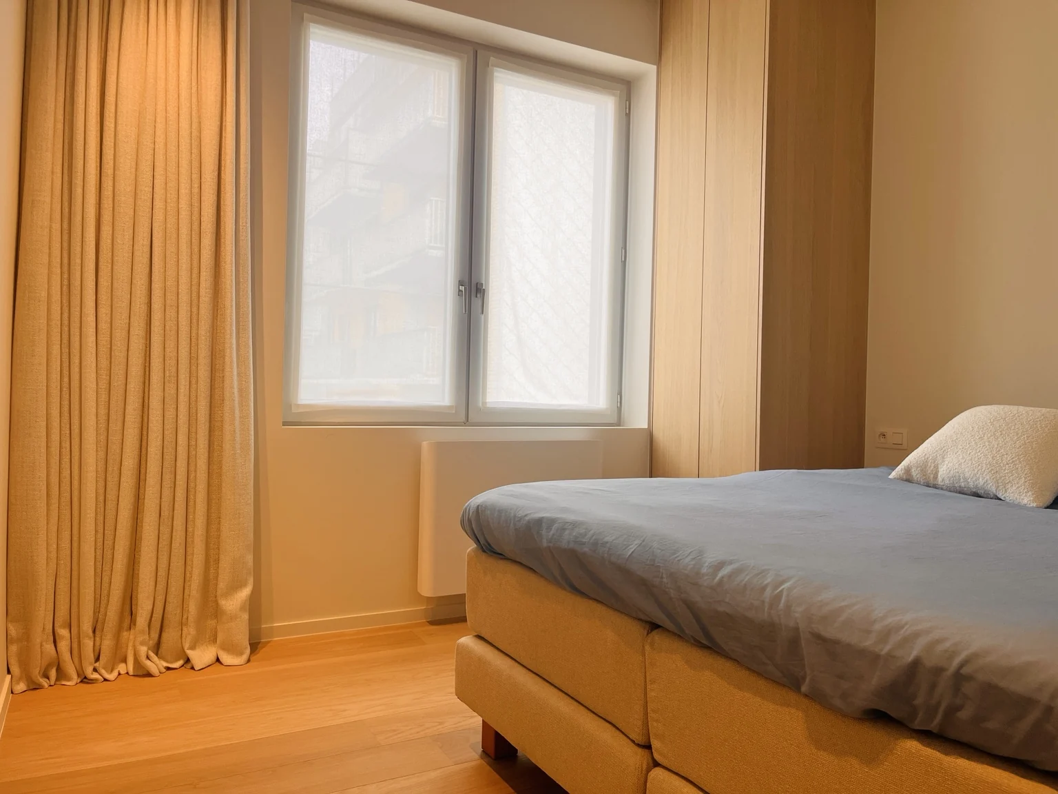 Slaapkamer 2 van Happ Knokke met bed van 160 bij 200 cm