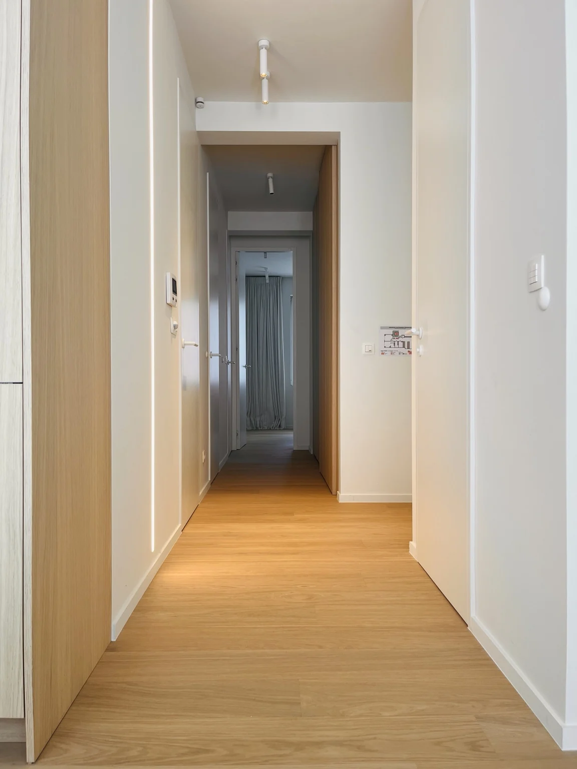 Centrale hal van Happ Knokke tussen leefruimte, slaapkamers en doucheruimtes