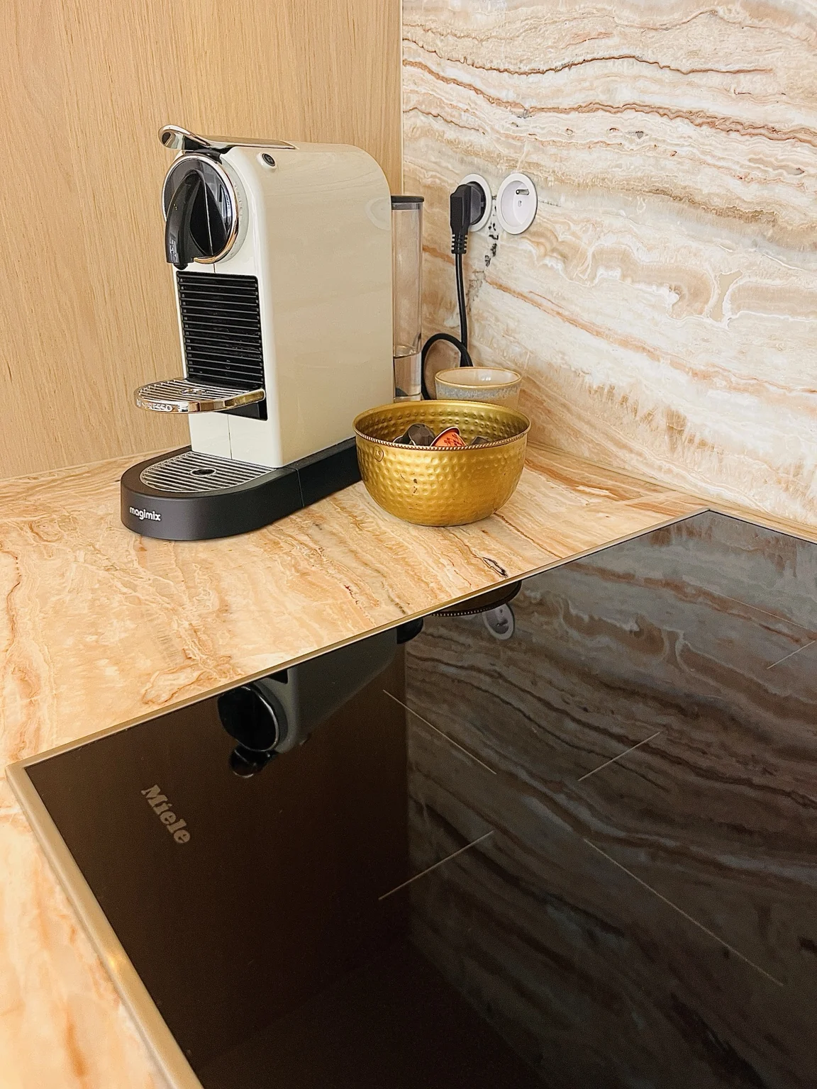 Detail van de keuken van Happ Knokke met natuurstenen werkblad en koffiemachine