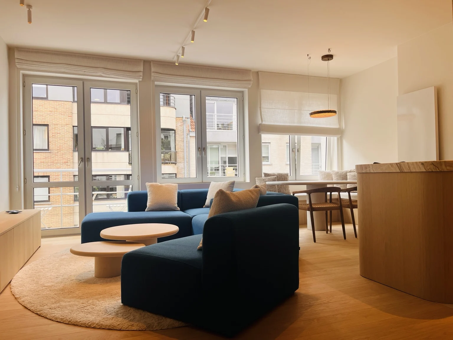 Leefruimte van vakantieappartement Happ Knokke met blauwe zithoek